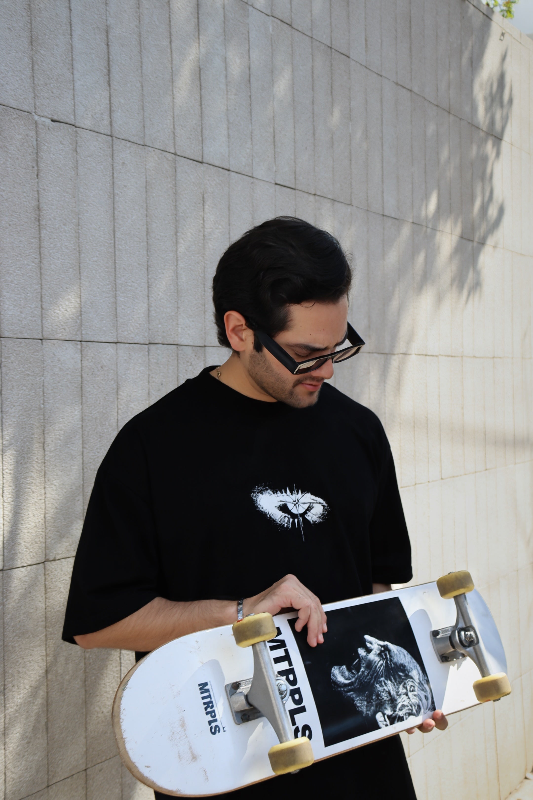 Aspecto Studios Tee — playera negra oversize fit, hecha en México