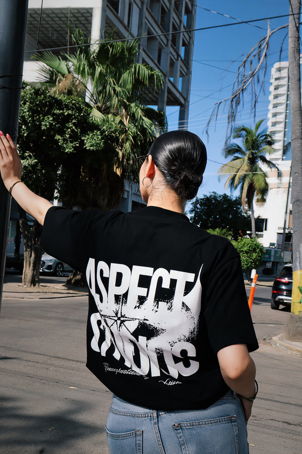 Aspecto Studios Tee — playera negra oversize fit, hecha en México